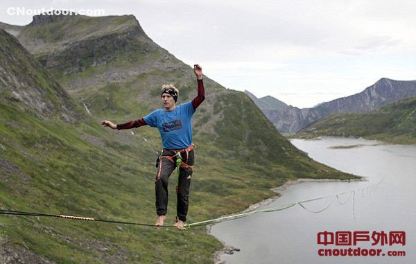 德男子挪威湖上空挑战2800米走绳索