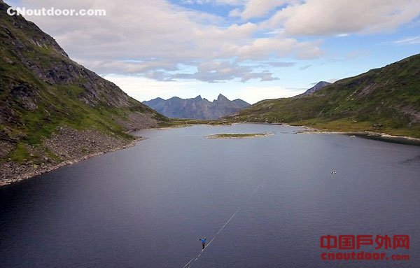 德男子挪威湖上空挑战2800米走绳索