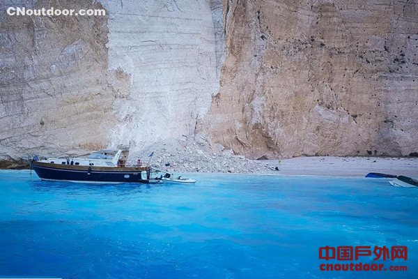 希腊旅游胜地沉船湾发生岩石塌方 三艘游船倾覆