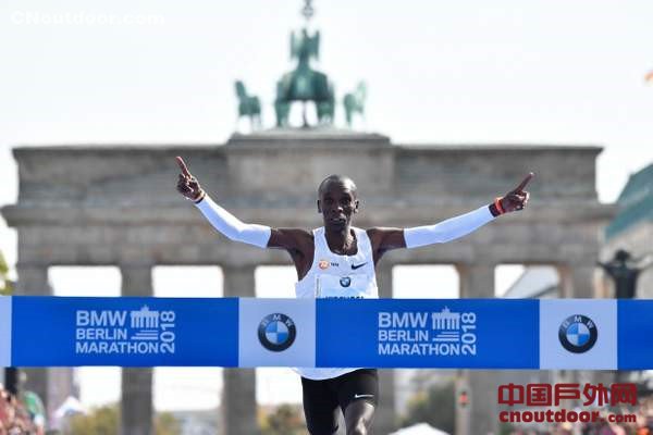 首次跑进2小时2分！柏林马拉松诞生新世界纪录