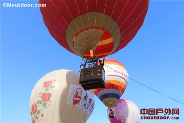 热气球联赛襄阳站火热进行 喷火巡游点燃天空节