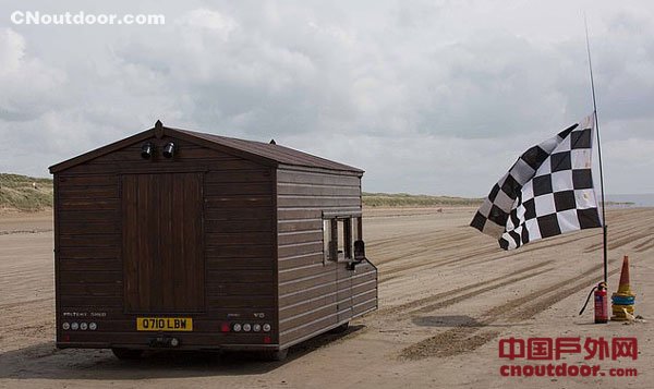 英男子打造棚屋汽车时速高达163码 打破世界纪录