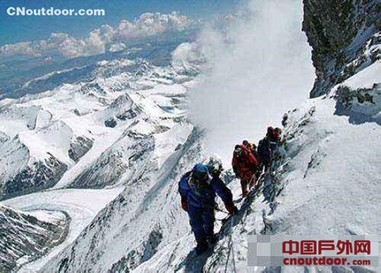 中国登山者攀登马纳斯鲁峰时发生打斗 伤者被送回治疗