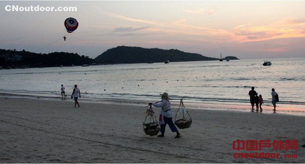 俄媒：普吉岛警告称海滩随时有危险 游客需保持警惕