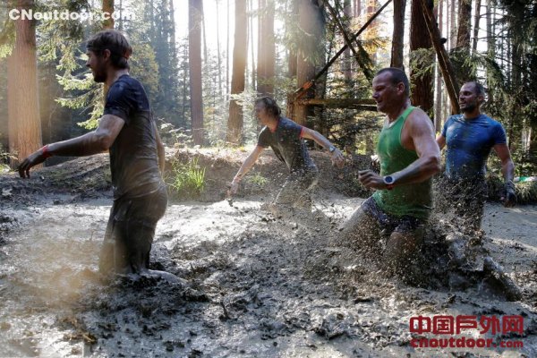 奥地利举办“泥地跑”障碍赛 参赛者泥水中打滚