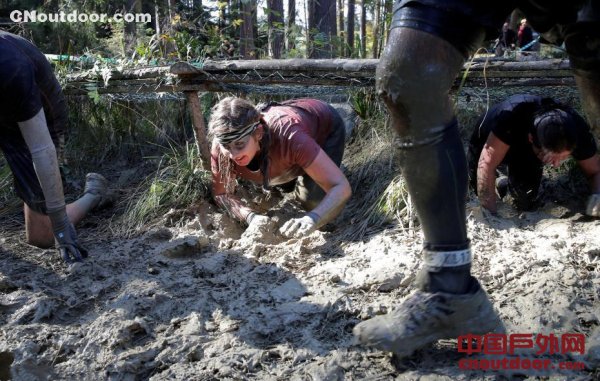 奥地利举办“泥地跑”障碍赛 参赛者泥水中打滚