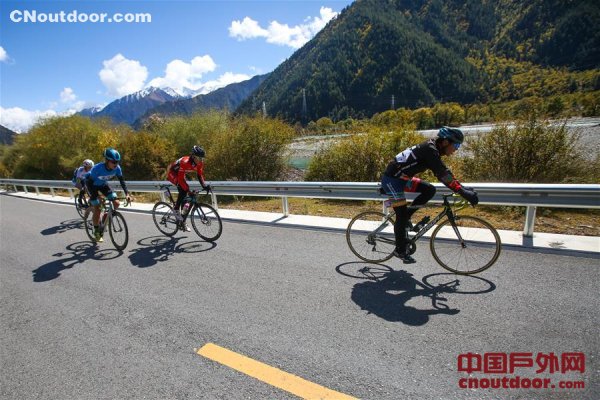 首届跨喜马拉雅自行车极限赛在西藏林芝开赛