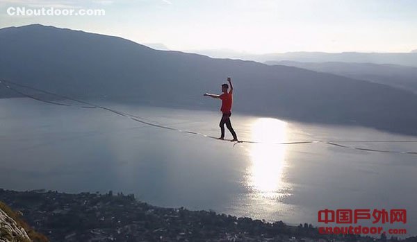 刺激！23岁男子阿尔卑斯山中700米高空蒙眼走绳索