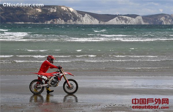 热血沸腾！英摩托车越野赛300名骑手驰骋海滩