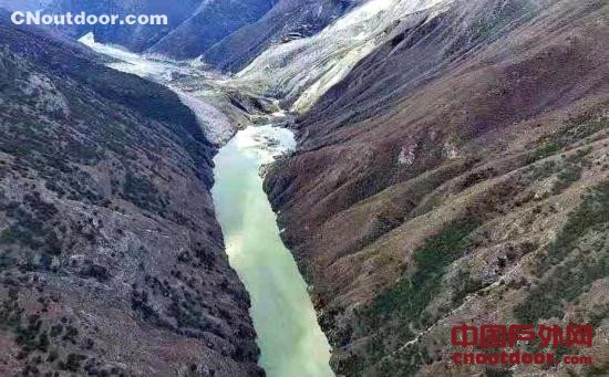 金沙江堰塞湖蓄水量超1亿立方米 西藏转移8300余人