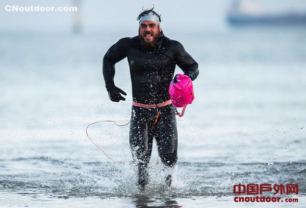 英国一男子环岛游泳5个月不上岸 创下多项世界纪录