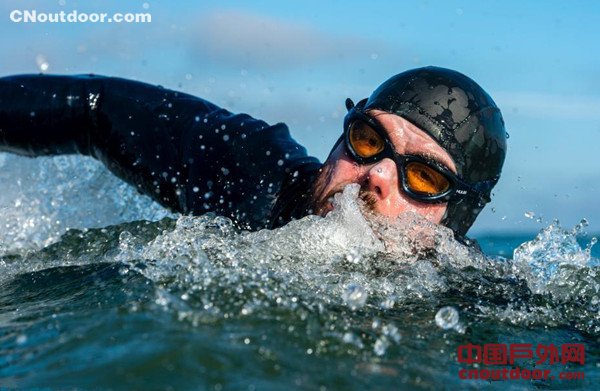 英国一男子环岛游泳5个月不上岸 创下多项世界纪录