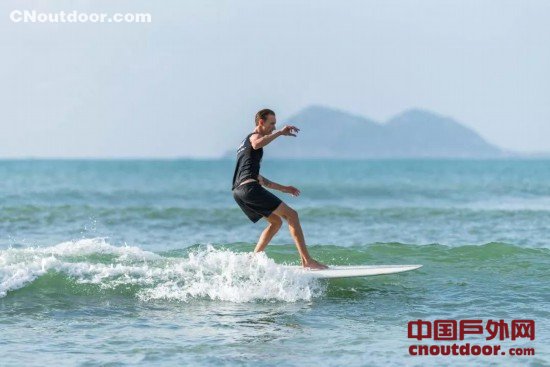 国际长板冲浪邀请赛在海南万宁日月湾开赛