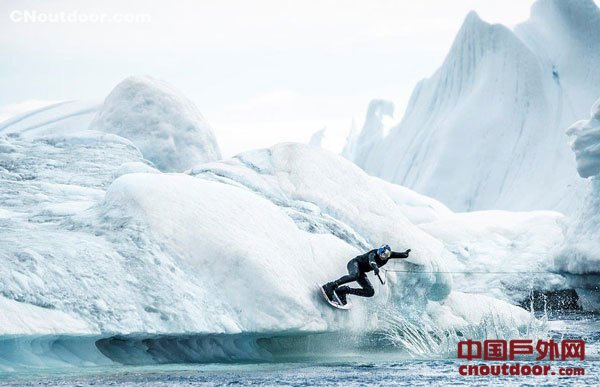 俄极限运动员格陵兰冰川上跟着拖船冲浪