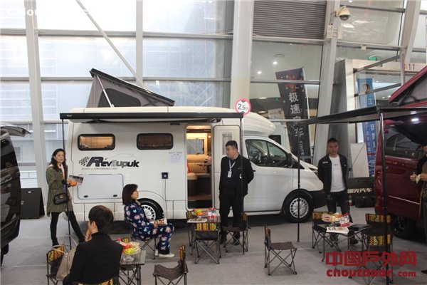 第八届上海国际自驾游与房车露营博览会在举行