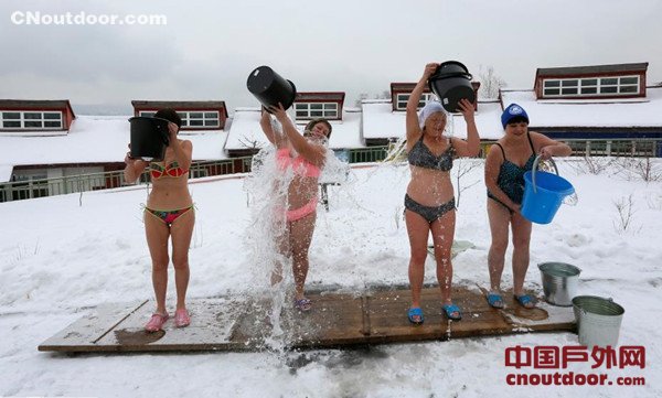 俄罗斯庆祝北极熊日 女童冰天雪地挑战冰桶