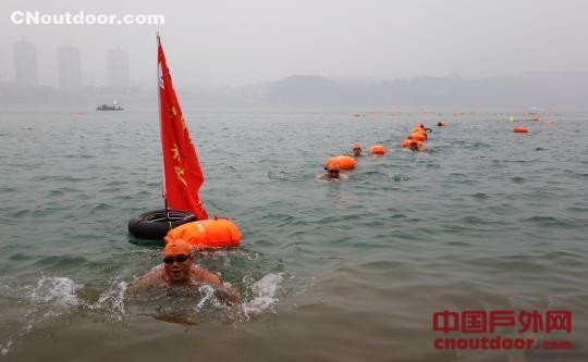 湖北宜昌：千名冬泳爱好者横渡长江