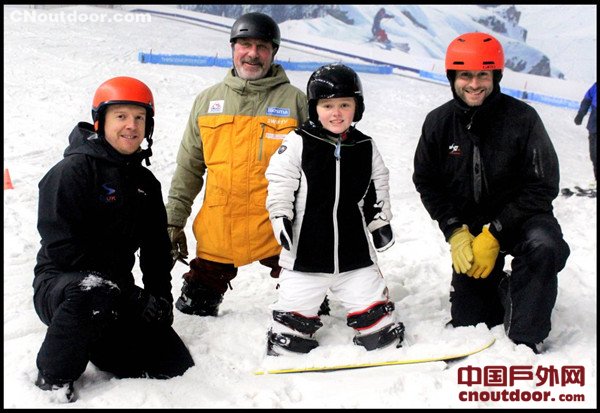 英国14岁女孩四肢因病被截 突破自我成“滑雪健将”