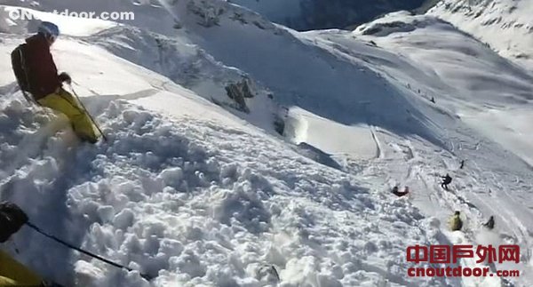 奥地利滑雪者意外遭遇雪崩 连人带雪滚下山坡