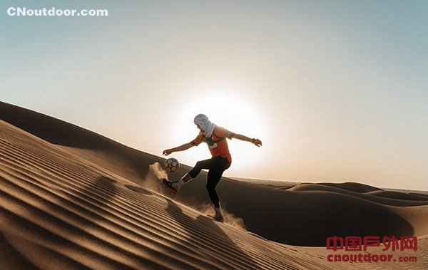 英男子顶着40℃高温颠球横穿百公里撒哈拉沙漠