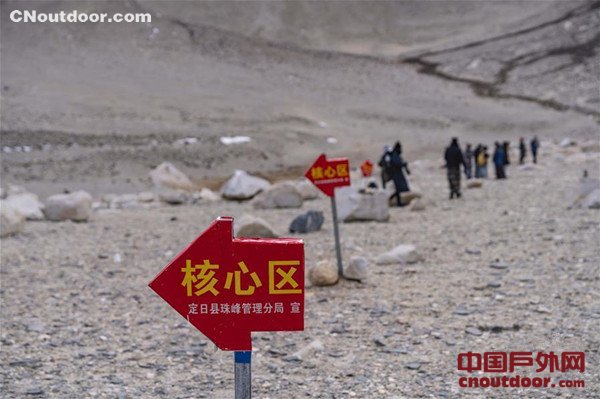 珠峰进入旅游旺季 游客最远只可抵绒布寺区域