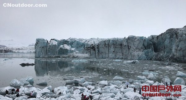 冰岛冰川崩裂激起巨浪 湖滨游客受惊纷纷逃命