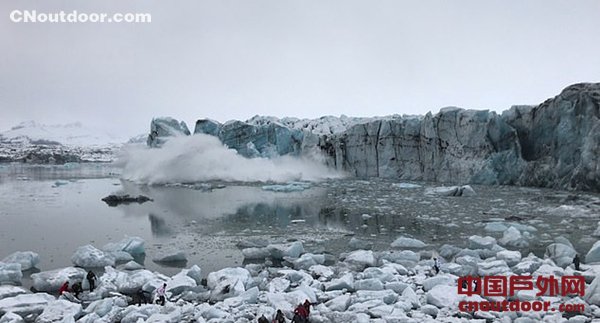 冰岛冰川崩裂激起巨浪 湖滨游客受惊纷纷逃命
