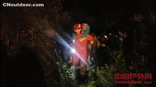 湖北神农架：70名游客迷失深山 消防员深夜搜救