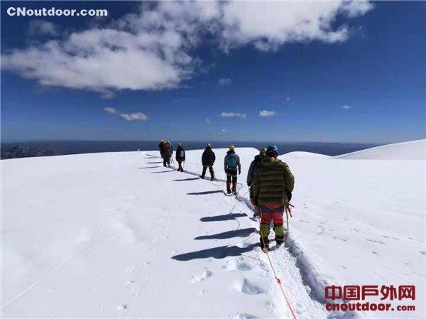 中国人民大学2019登山队成功登顶雀儿山