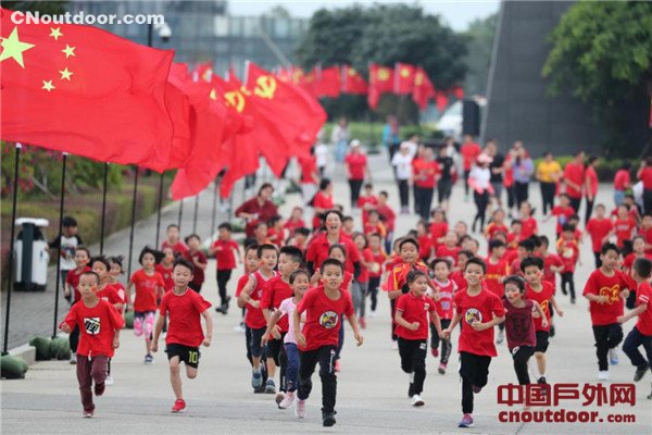 三百人挑战十公里 他们用奔跑为祖国庆生