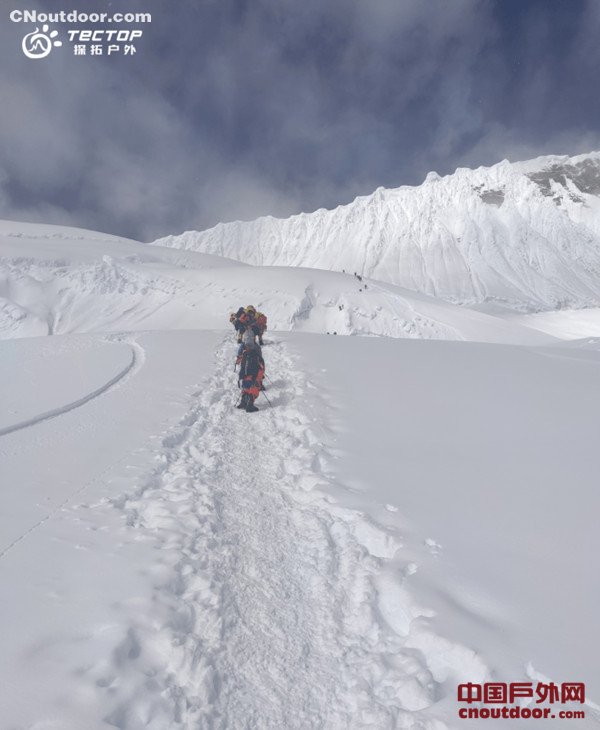 探拓户外携手珠峰攀登团队挑战8844.43米世界脊梁 成功登顶
