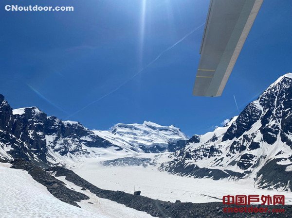 瑞士阿尔卑斯山坠落的冰砾造成两死九伤