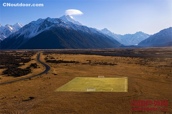 新西兰打造绝美雪山下足球场 庆2023女足世界杯倒计时1个月