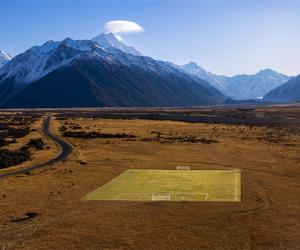 新西兰打造绝美雪山下足球场 庆2023女足世界杯倒计时1个月