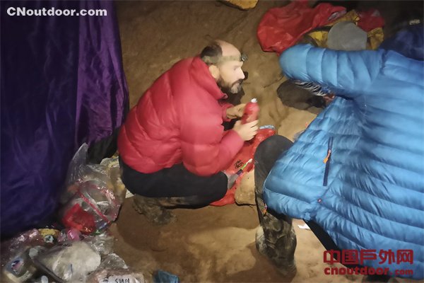 美洞穴专家因病被困土耳其1000米深洞穴 欧洲展开救援行动