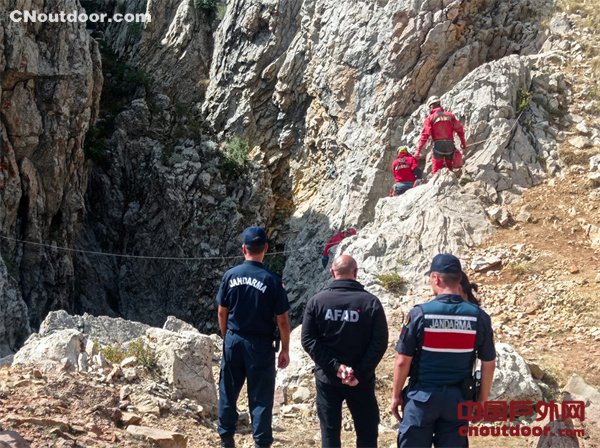 美洞穴专家因病被困土耳其1000米深洞穴 欧洲展开救援行动